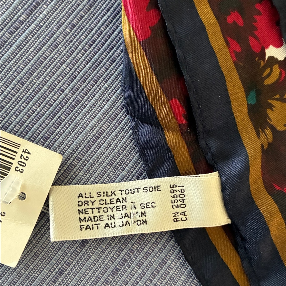 100% Silk Perry Ellis Multi-colored Scarf, Oblong shape - Picture 2 of 4